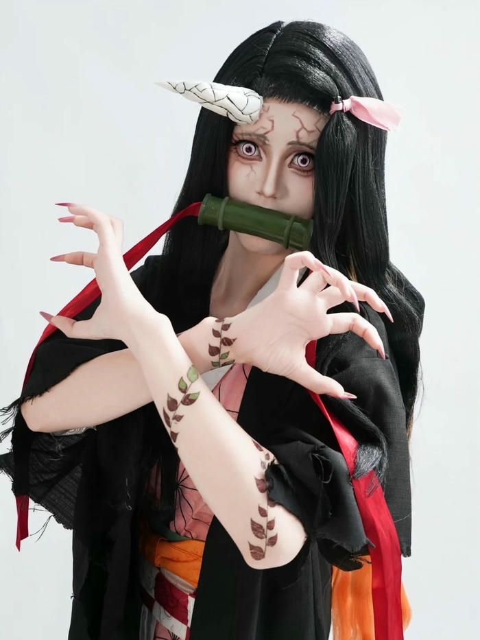 Cosplay Nezuko giơ móng vuốt dài ra phía trước mặt