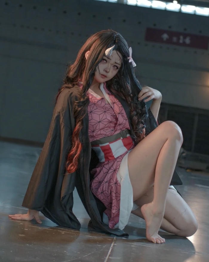 Cosplay Nezuko ngồi bệt dưới đất chân trần gợi cảm