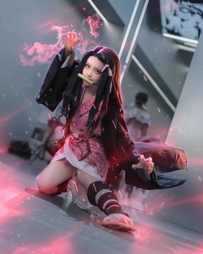 Cosplay Nezuko ngồi giữa hiệu ứng ánh sáng đỏ ma mị