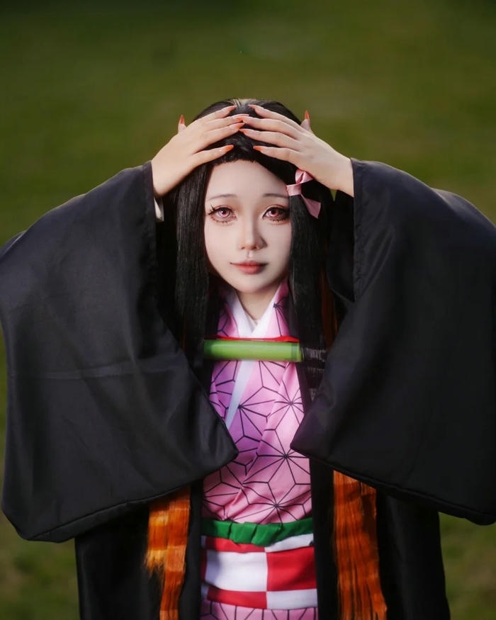 Cosplay Nezuko ôm đầu biểu cảm lo lắng hoang mang