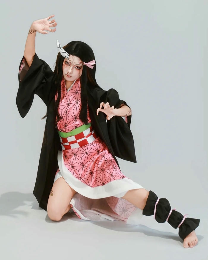 Cosplay Nezuko quỳ gối thủ thế chuẩn bị tấn công nhanh
