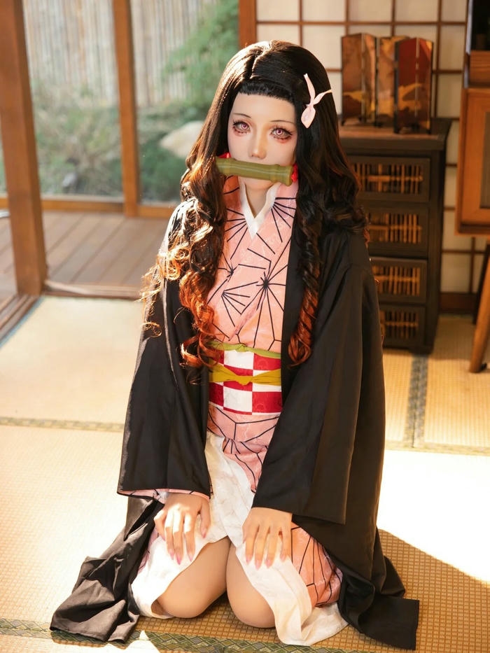 Cosplay Nezuko quỳ kiểu Nhật trên chiếu tatami truyền thống