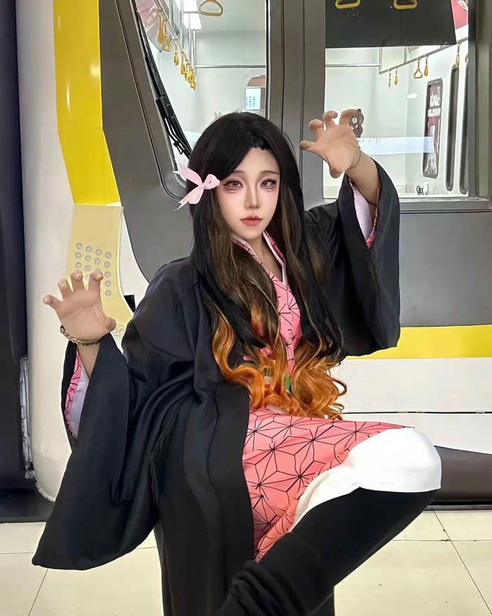 Cosplay Nezuko tạo dáng chiến đấu móng vuốt sắc nhọn