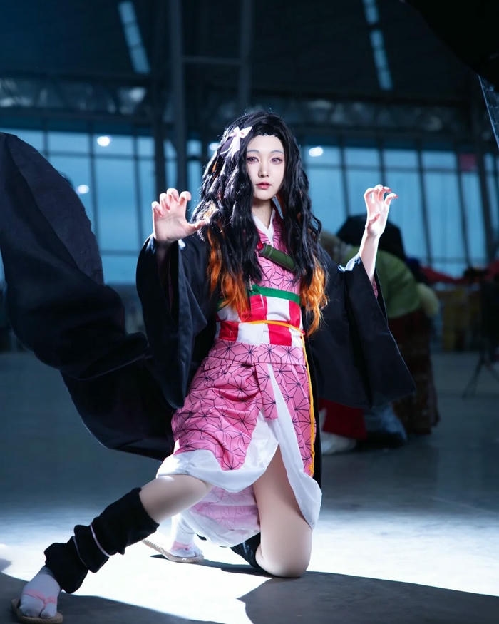 Cosplay Nezuko tạo dáng rộng tay giữa không gian rộng lớn