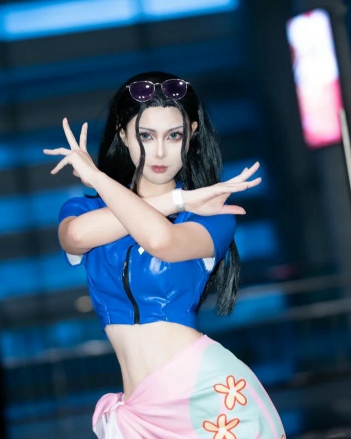 Cosplay Robin bắt chéo tay ánh mắt sắc sảo lạnh lùng