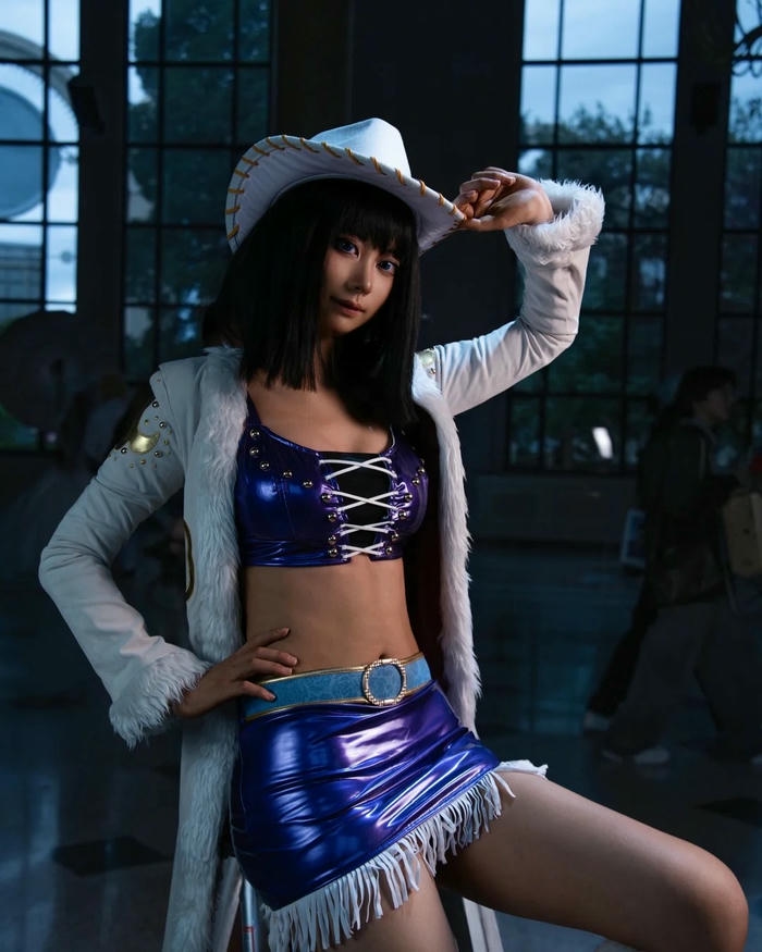 Cosplay Robin bắt chéo tay trước ngực nhìn xa xăm