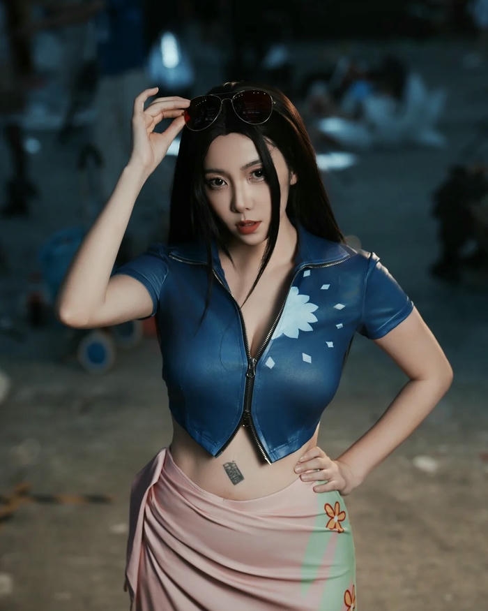 Cosplay Robin cúi mặt e thẹn trong trang phục xanh hồng