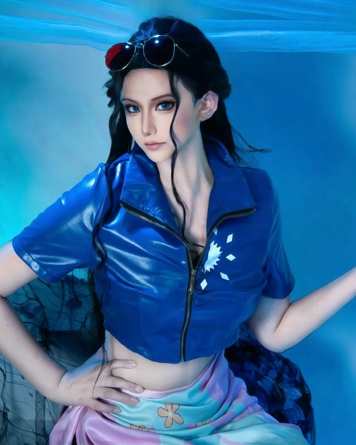 Cosplay Robin đeo kính mát trên đầu nhìn thần thái