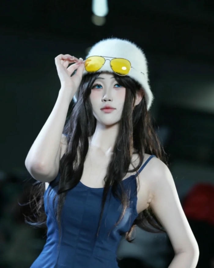 Cosplay Robin đội mũ trắng mặc áo xanh gợi cảm