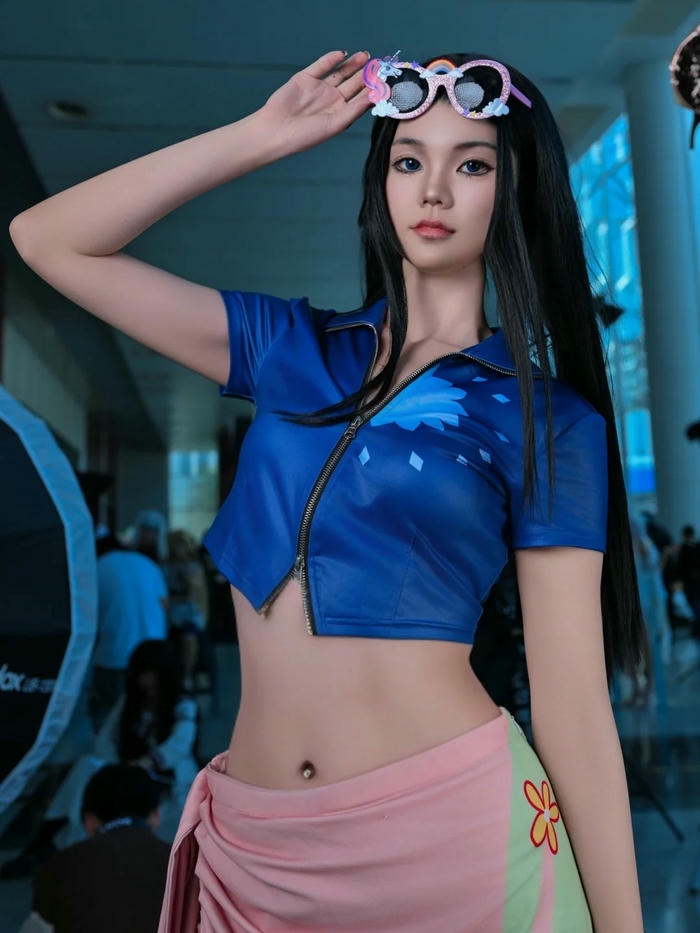 Cosplay Robin đứng chống nạnh khoe eo thon dáng chuẩn