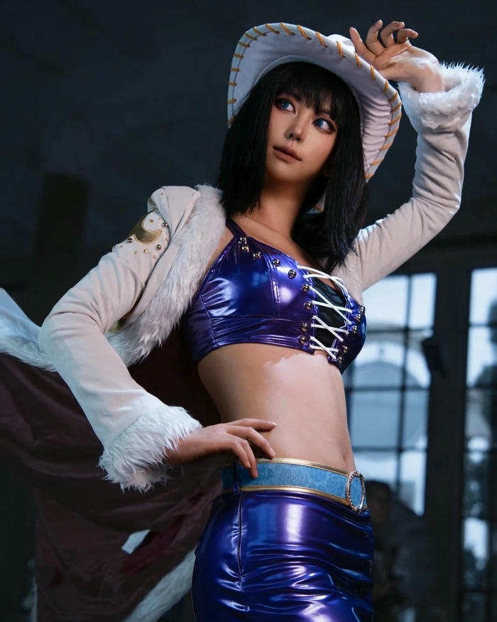 Cosplay Robin đứng thẳng người mặc set đồ tím cá tính