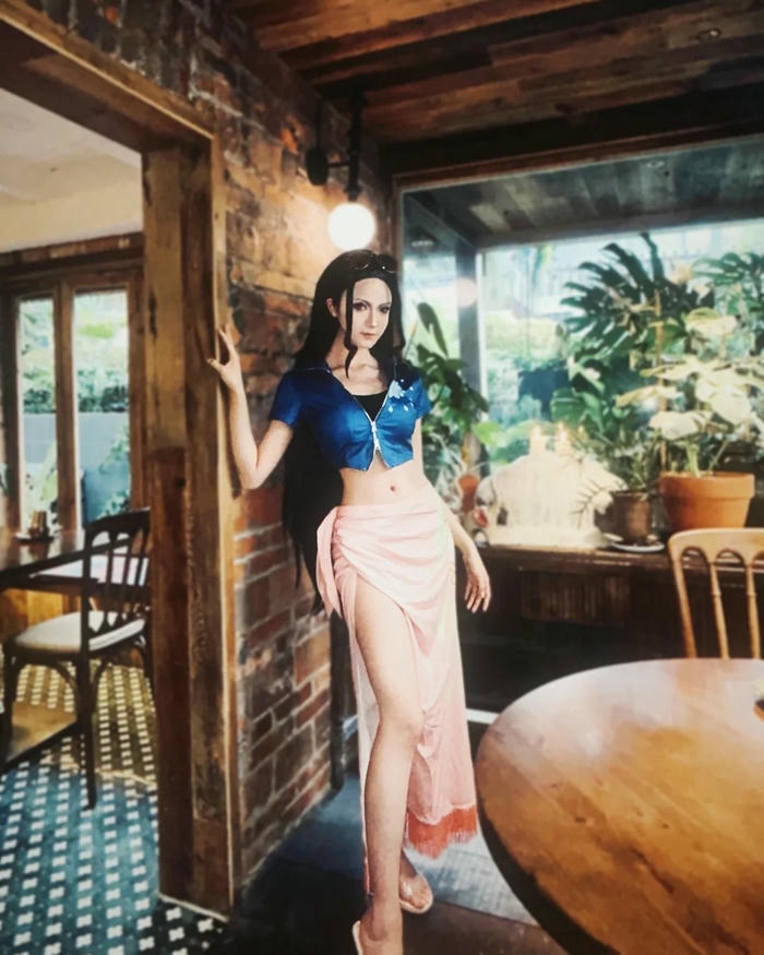 Cosplay Robin đứng tựa cửa khoe dáng cao ráo đẹp