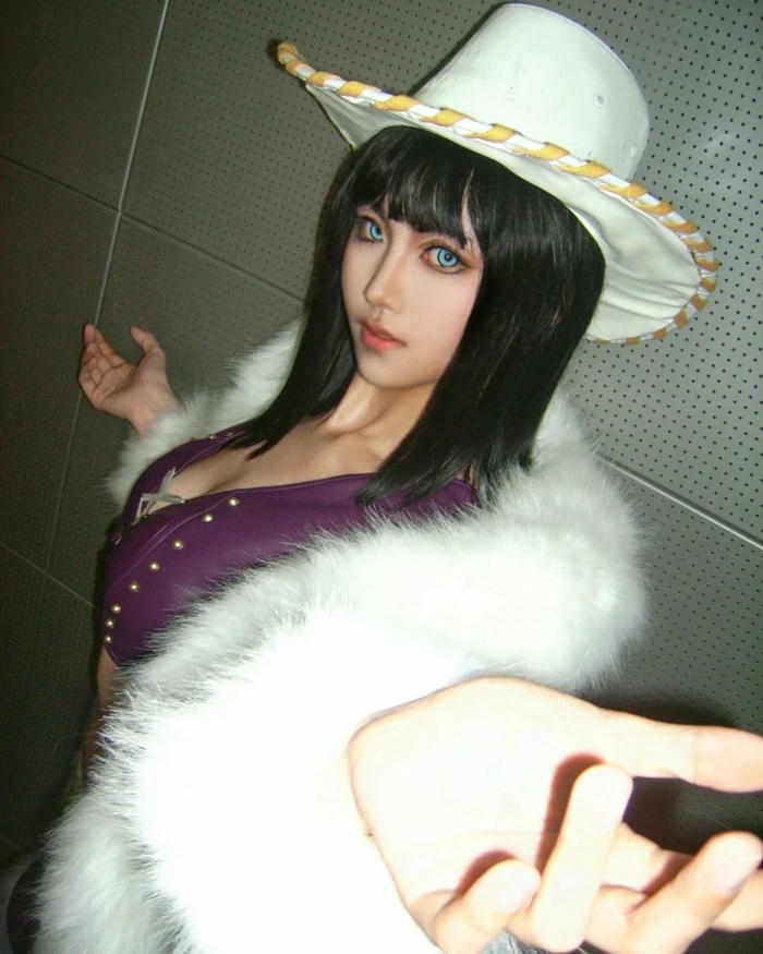 Cosplay Robin khoác áo lông trắng sang chảnh quý phái