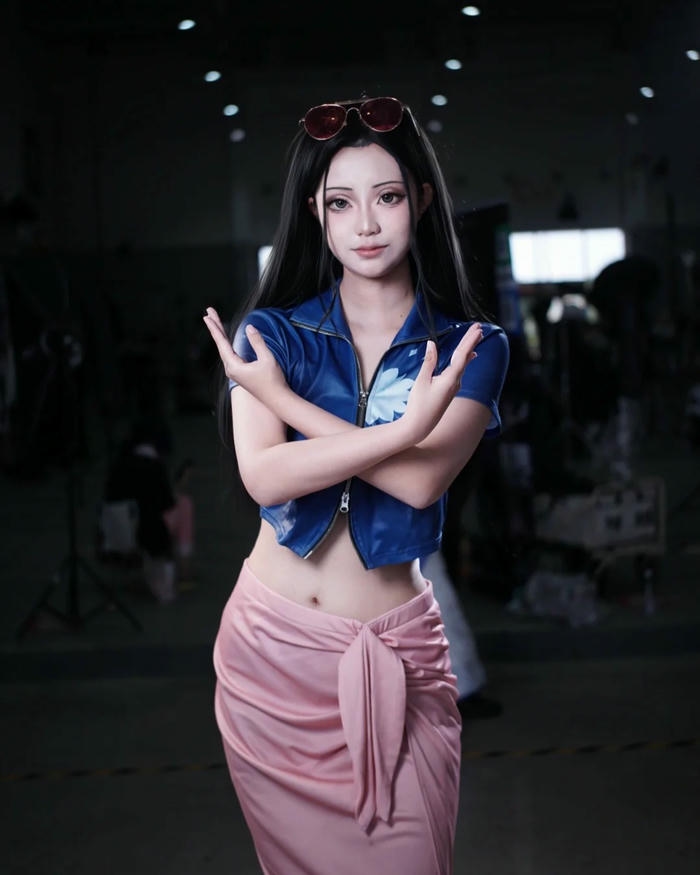 Cosplay Robin khoanh tay trước ngực thi triển năng lực