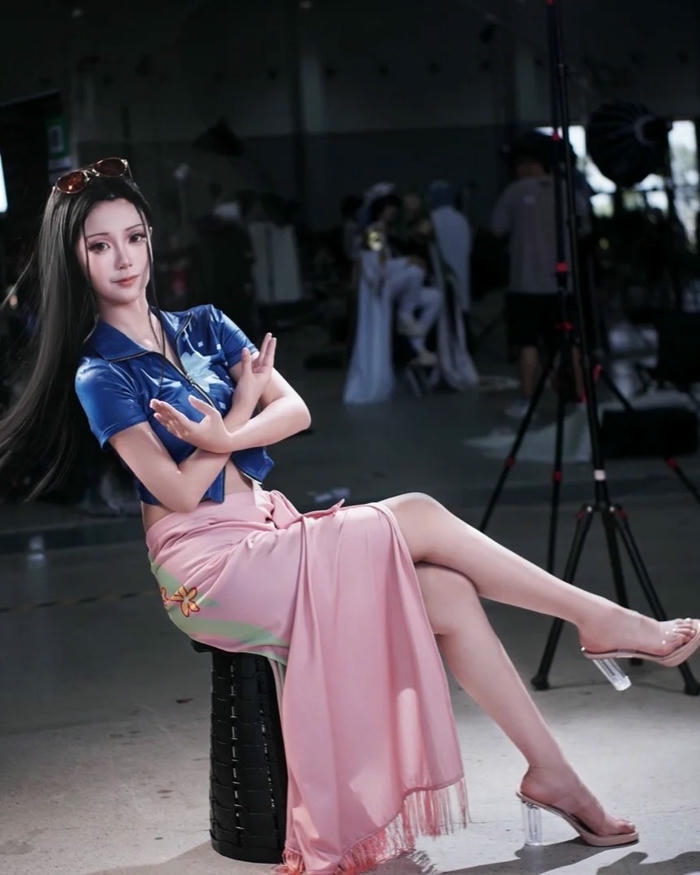 Cosplay Robin ngồi vắt chân trên ghế cao quyến rũ