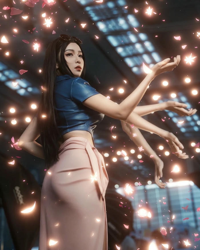 Cosplay Robin quay lưng lại phía sau có hiệu ứng tay