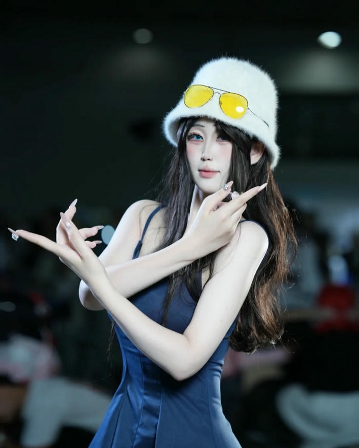 Cosplay Robin tạo dáng bắt chéo tay đặc trưng ngầu