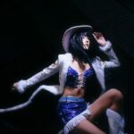 Cosplay Robin tạo dáng chiến đấu trong bóng tối bí ẩn