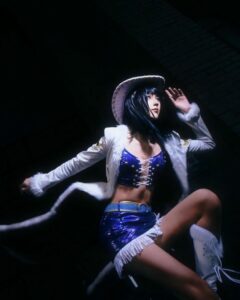 Cosplay Robin tạo dáng chiến đấu trong bóng tối bí ẩn