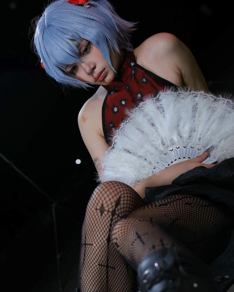 Cosplay nhân vật anime nữ tóc xanh sườn xám đỏ sexy