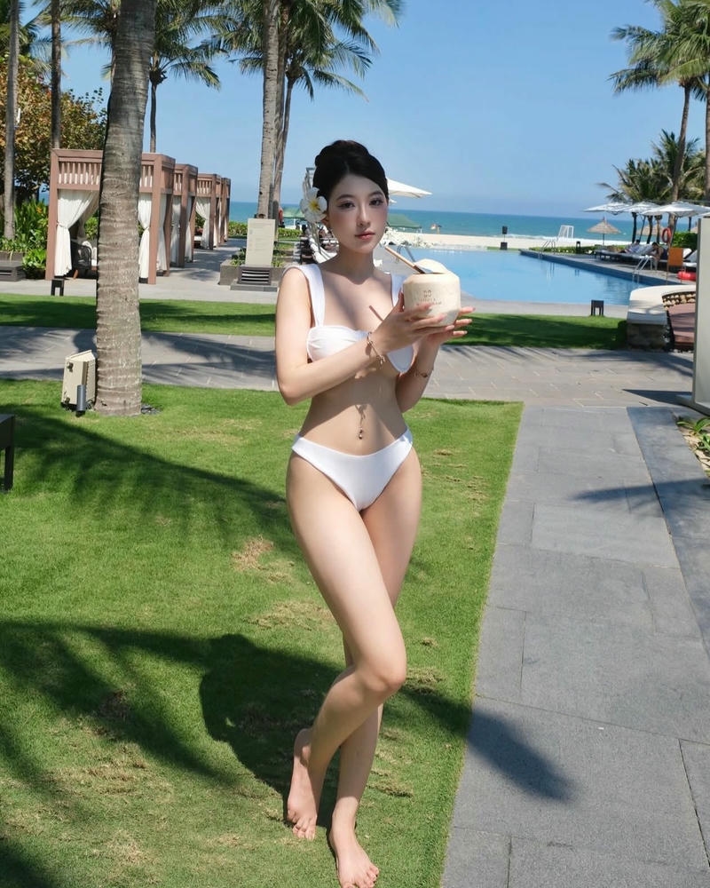 Gái mặc bikini mỏng mang vẻ đẹp gợi tình hoàn hảo