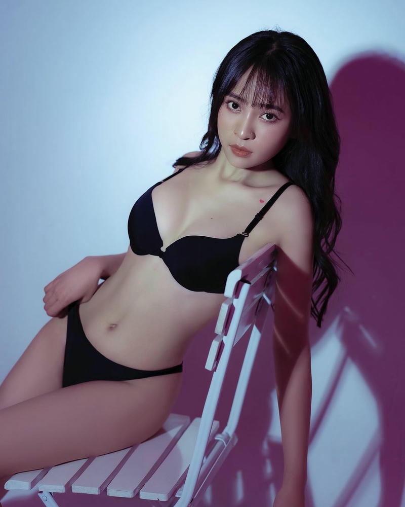 Gái mặc bikini trong nhà cách tối giản ấm áp