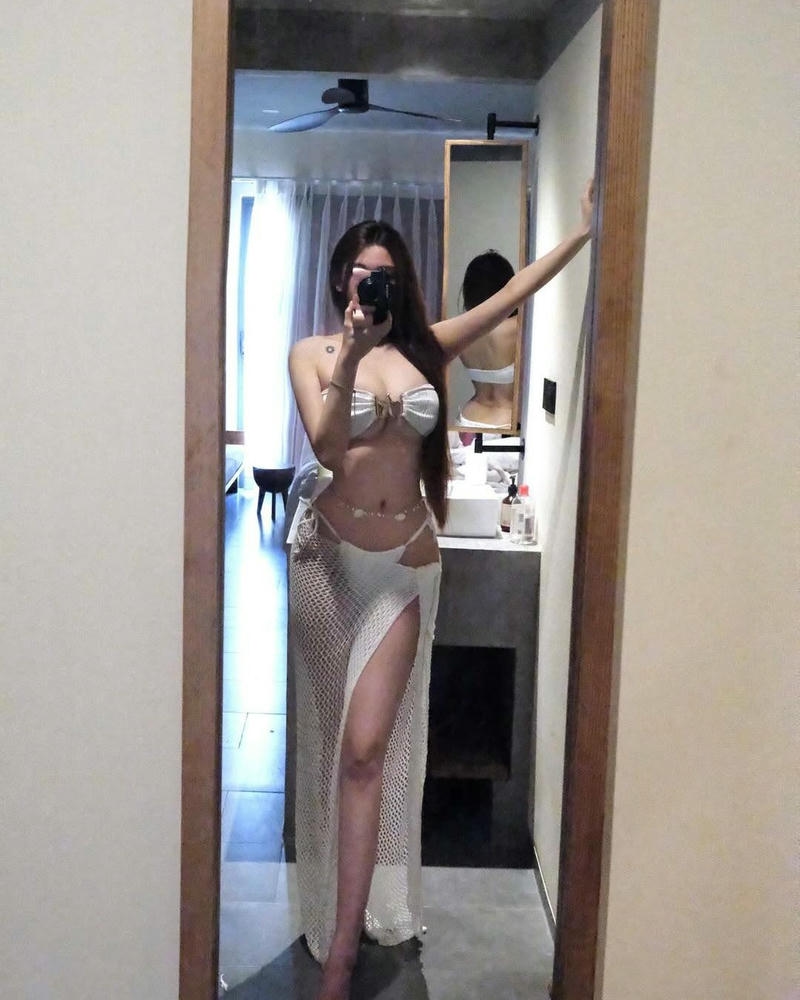 Gái mặc bikini trong nhà phong thái nhẹ nhàng xinh