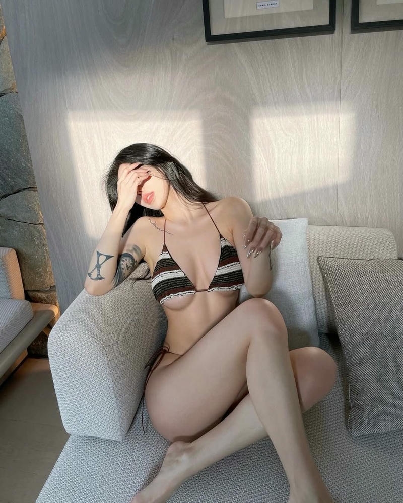 Gái mặc bikini trong suốt toả sáng nhờ vẻ quyến rũ mạnh mẽ