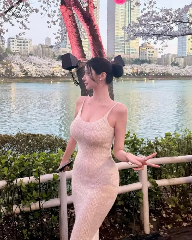 Gái xinh khoe phong cách hở hang đầy nổi bật