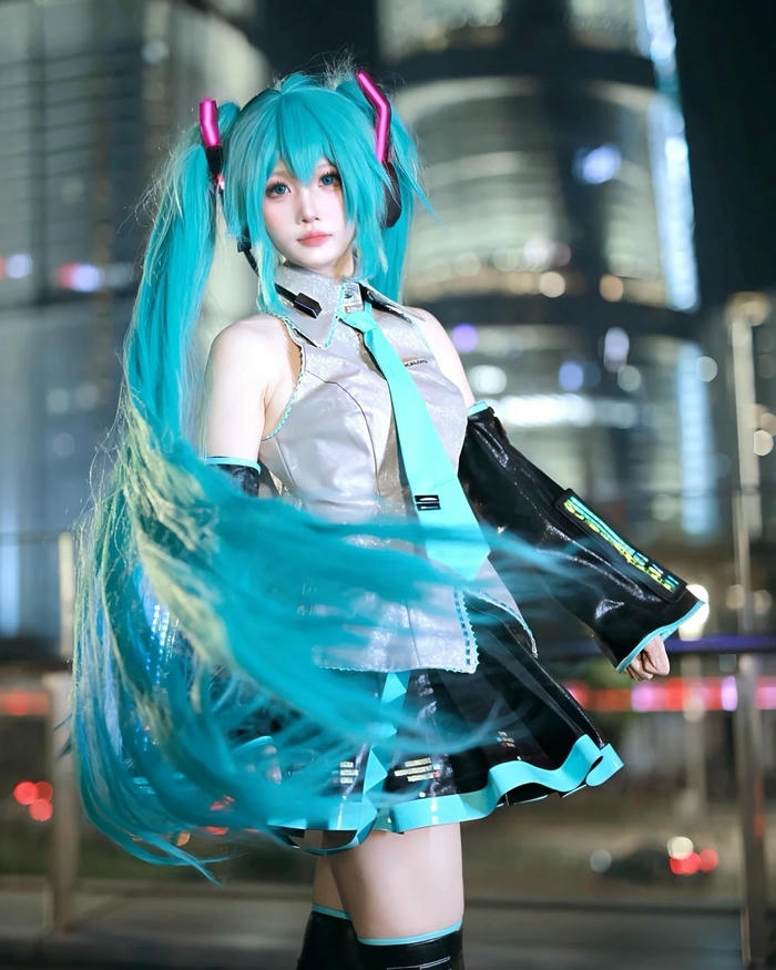 Hatsune Miku cosplay Senbonzakura mặc quân phục cầm kiếm