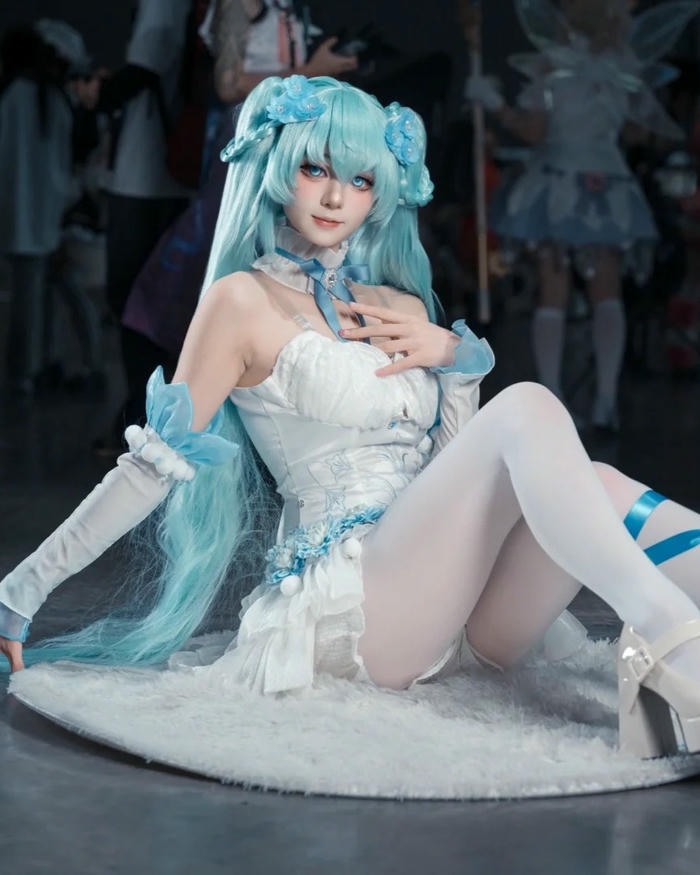 Hatsune Miku cosplay đeo kính trí thức mặc sơ mi trắng