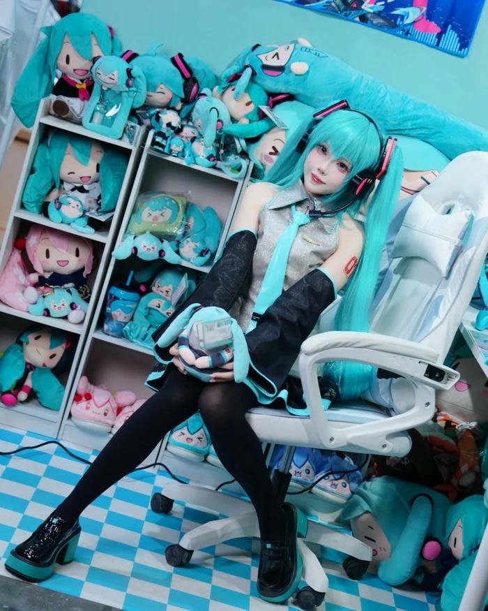 Hatsune Miku cosplay đứng giữa rừng tre xanh mát mẻ