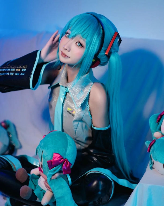 Hatsune Miku cosplay phiên bản trung thu cầm lồng đèn