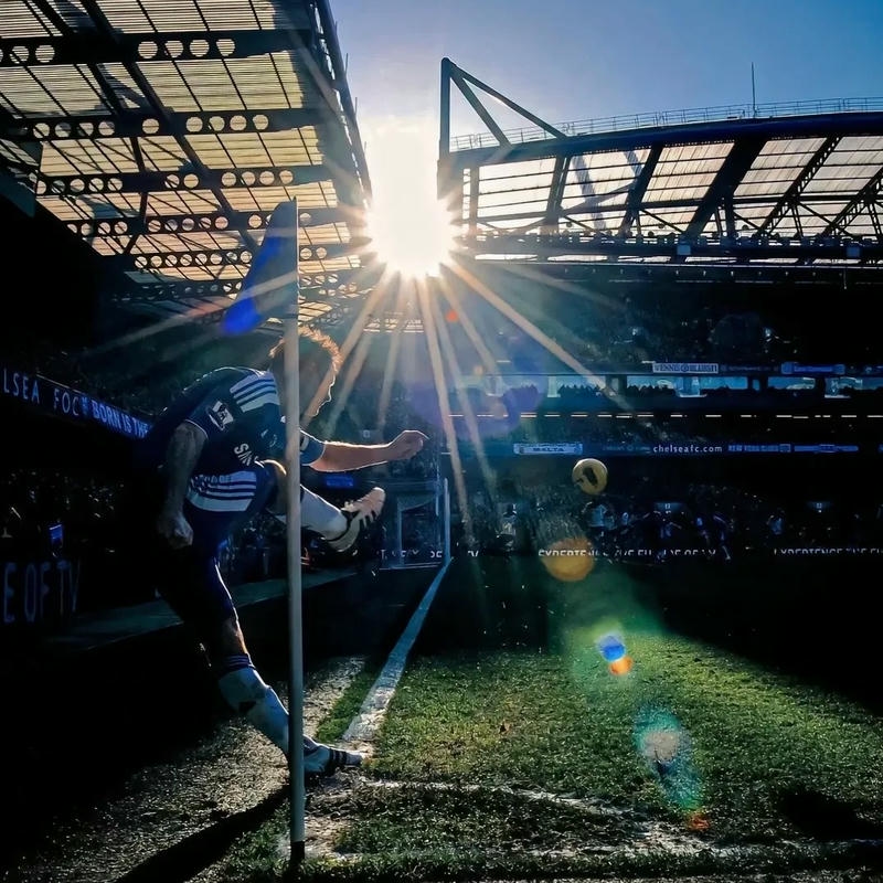 Hình ảnh avatar bóng đá đẹp sân cỏ nắng sớm