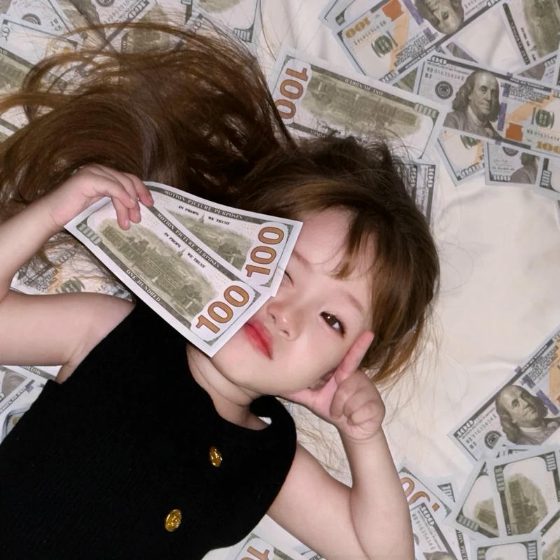 Hình ảnh avatar hài hước bé gái nằm trên tiền