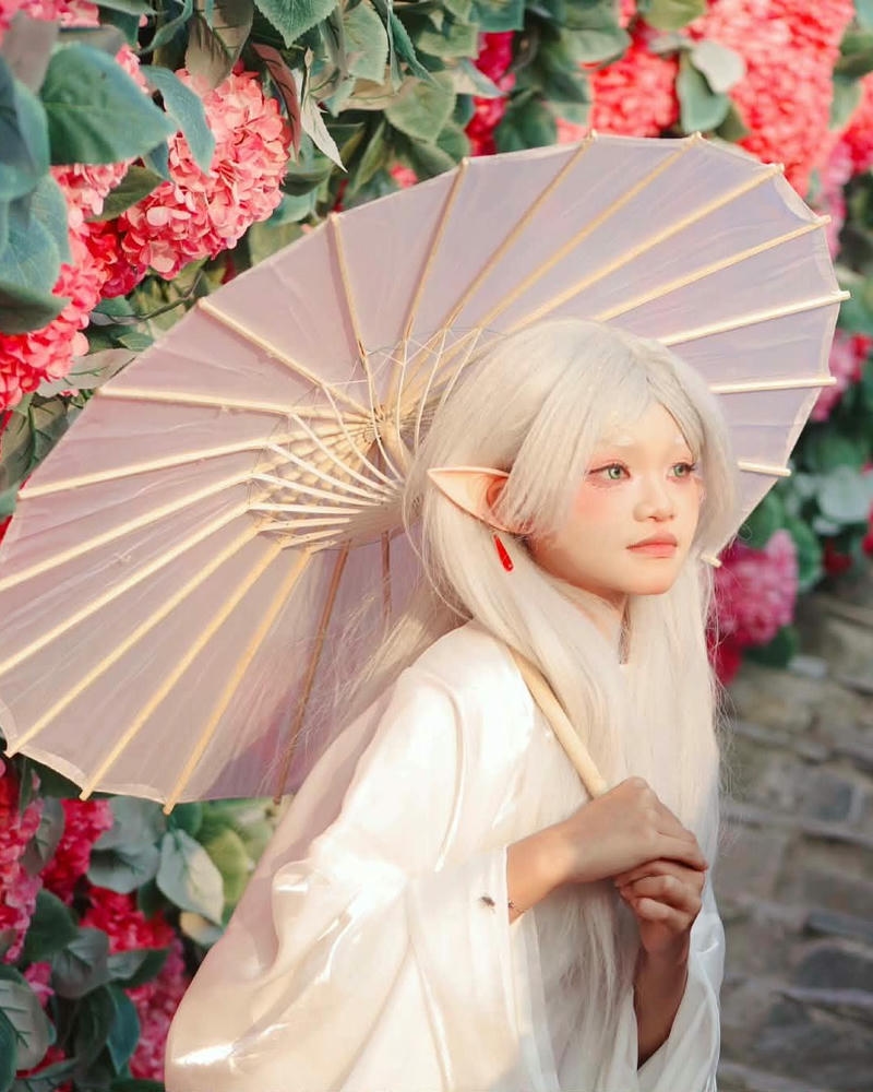 Hình ảnh cosplay nữ tóc vàng cầm ô giấy hoa hồng