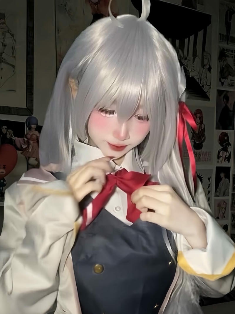 Hình ảnh hóa trang nữ tóc xám chỉnh nơ áo đen