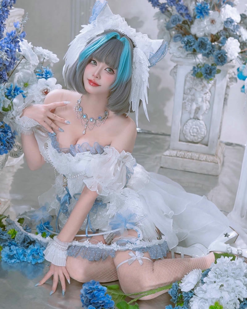 Hình ảnh hóa trang nữ tóc xanh váy trắng nằm hoa