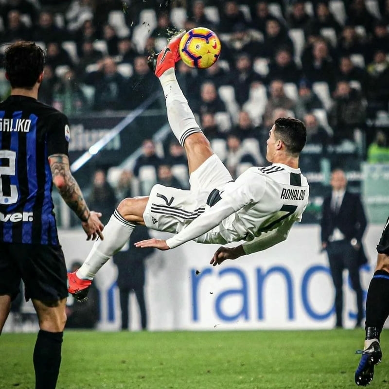 Hình avatar bóng đá đẹp cú sút xe đạp chổng ngược