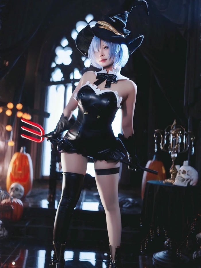 Hóa trang Halloween phù thủy váy đen ngắn đứng gợi cảm