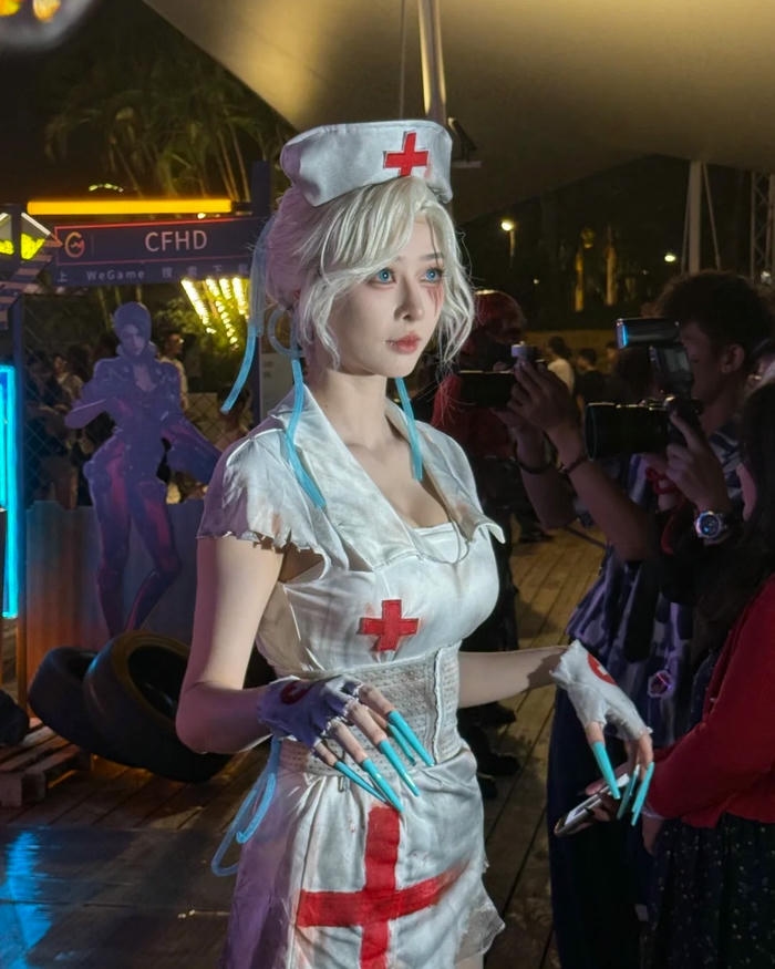 Hóa trang Halloween y tá máu me cầm kìm y tế