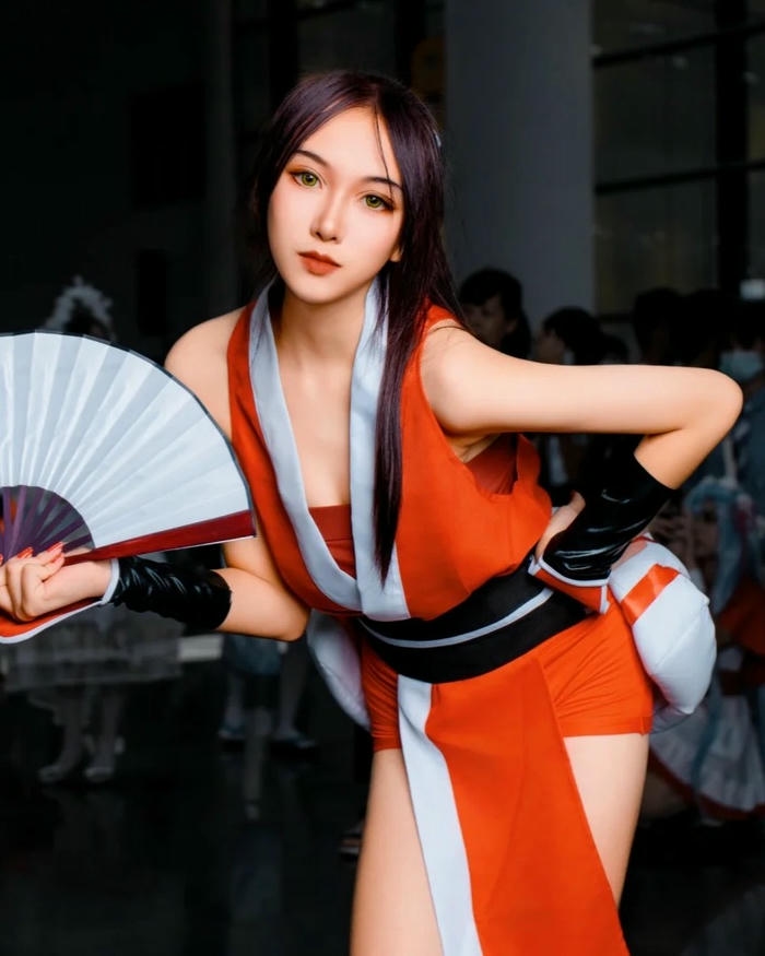 KOF cosplay đứng dựa tường khoe đường cong cơ thể đẹp
