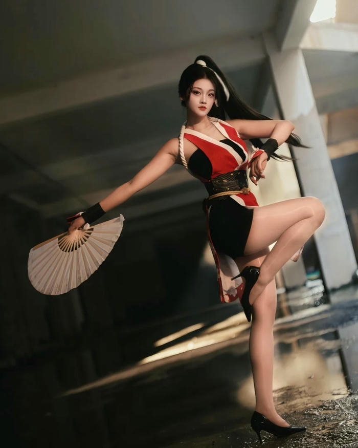 KOF cosplay múa quạt trong đêm tối lung linh huyền ảo