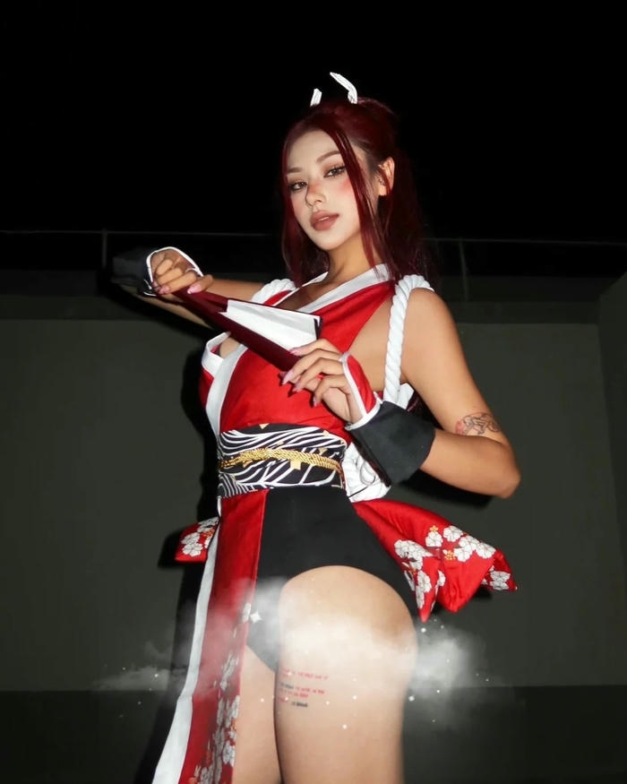 Mai Shiranui cosplay cầm quạt múa trong bóng tối bí ẩn