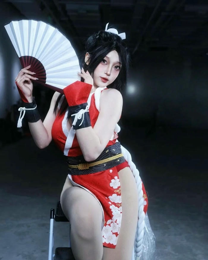 Mai Shiranui cosplay che nửa mặt bằng quạt giấy bí ẩn