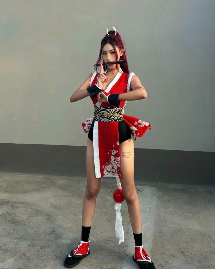 Mai Shiranui cosplay đứng thẳng khoe vóc dáng chuẩn gợi cảm