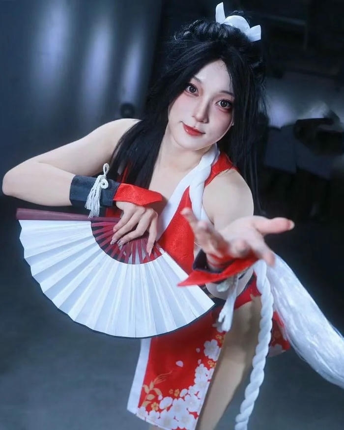 Mai Shiranui cosplay múa quạt duyên dáng tóc đen dài mượt