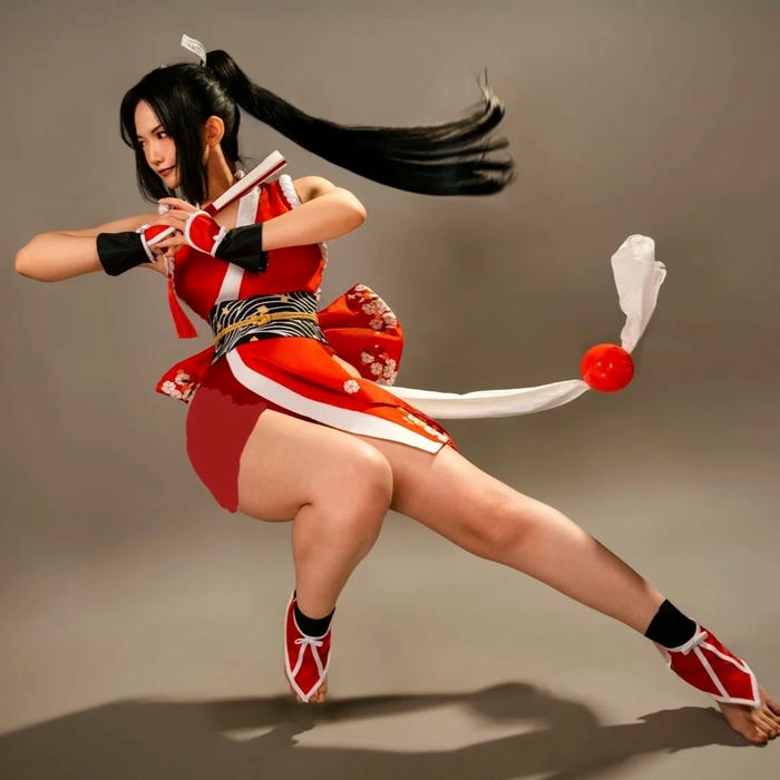 Mai Shiranui cosplay ngả người ra sau né đòn điêu luyện