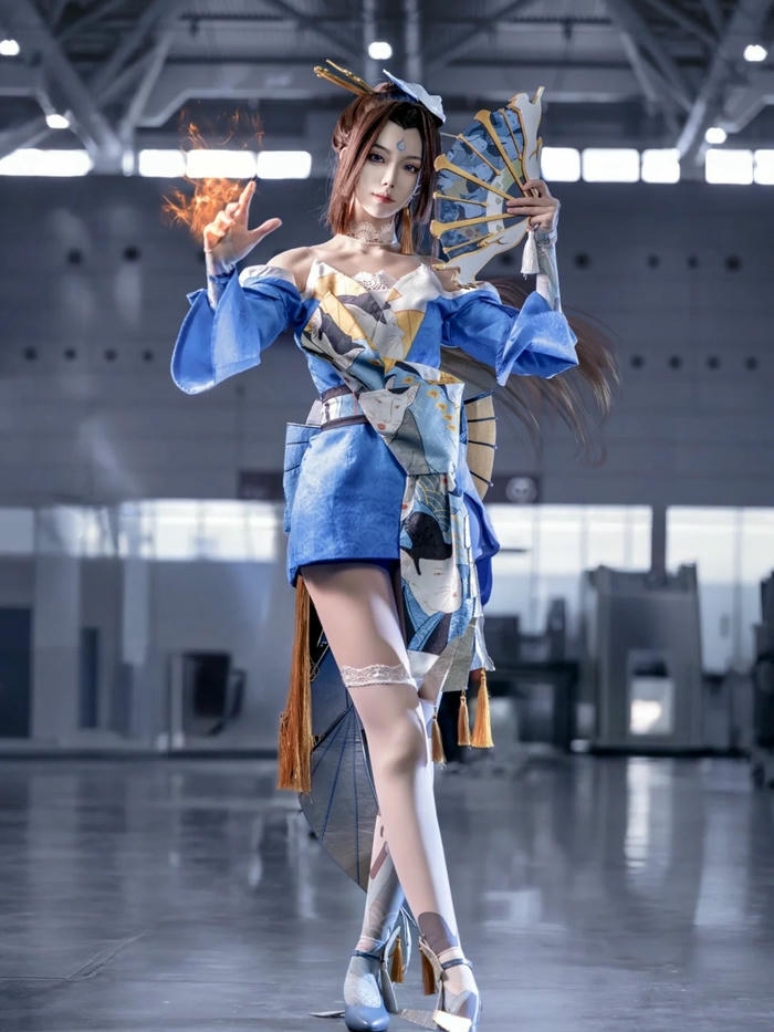 Mai Shiranui cosplay phiên bản màu xanh cầm quạt độc đáo