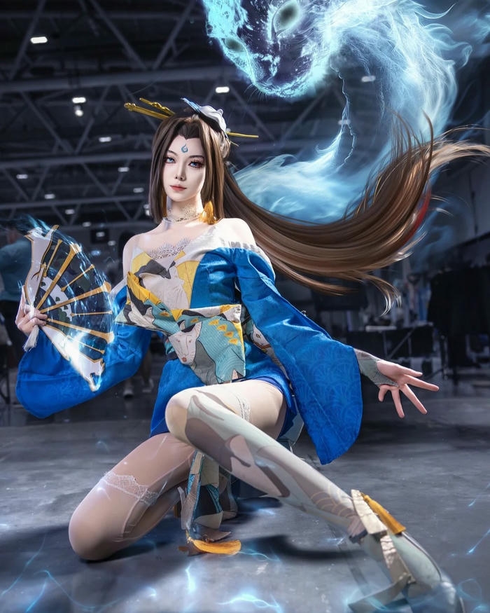 Mai Shiranui costume màu xanh tạo dáng với hiệu ứng rồng